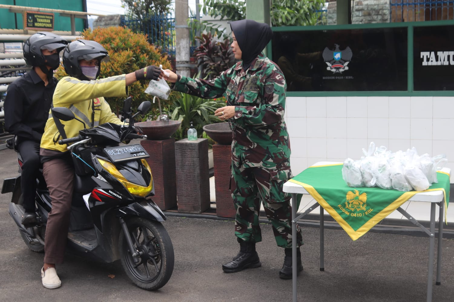 Jum At Berkah Kodim KBL Berbagi Nasi Kepada Ojol