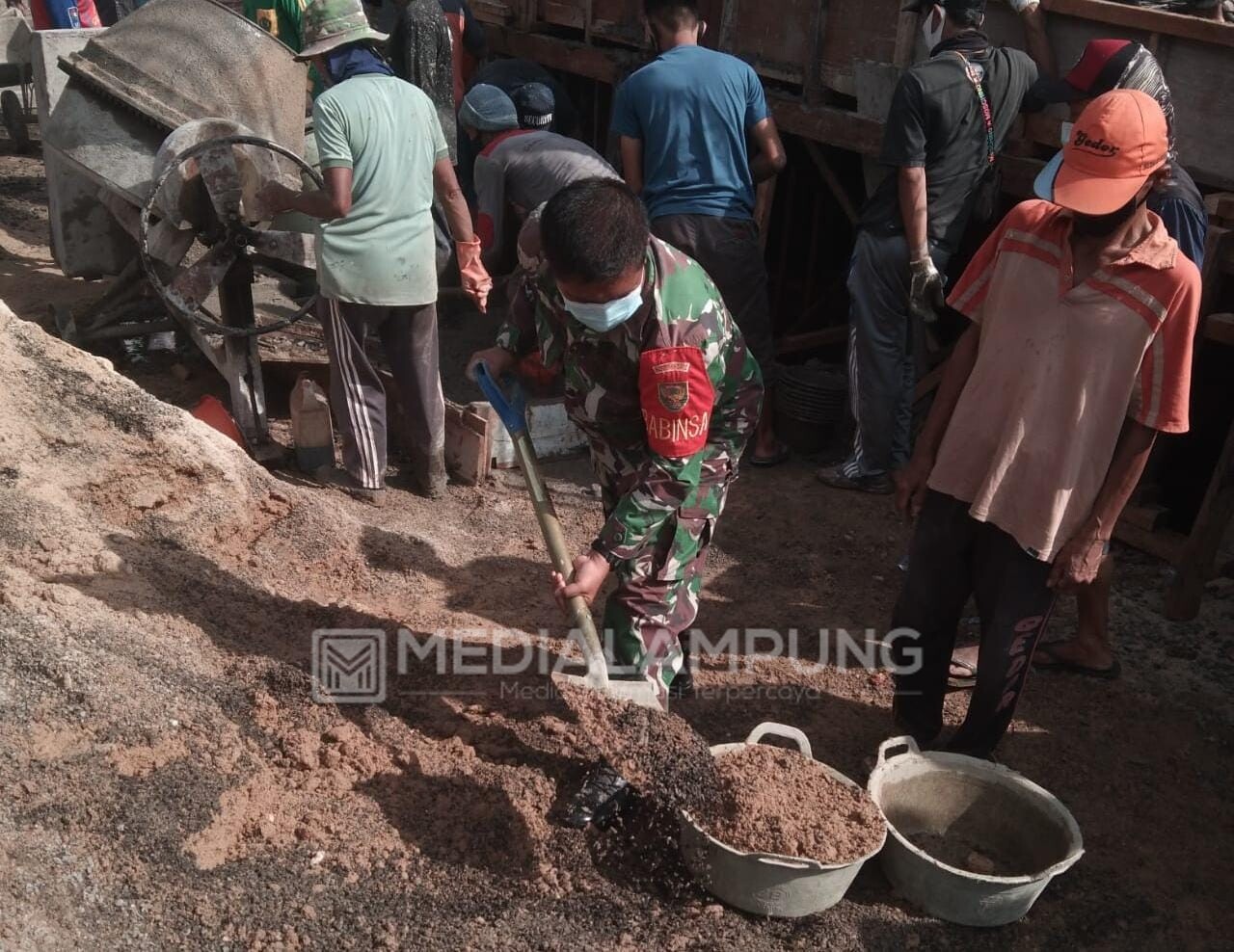 Babinsa Bersama Masyarakat Gotong Royong Bangun Masjid Al Hikmah