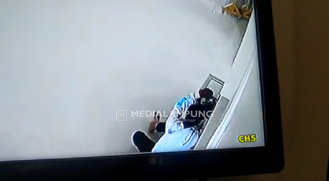 Viral Seorang Pemuda Terekam CCTV Bobol Kotak Amal Masjid Nuruss Salam