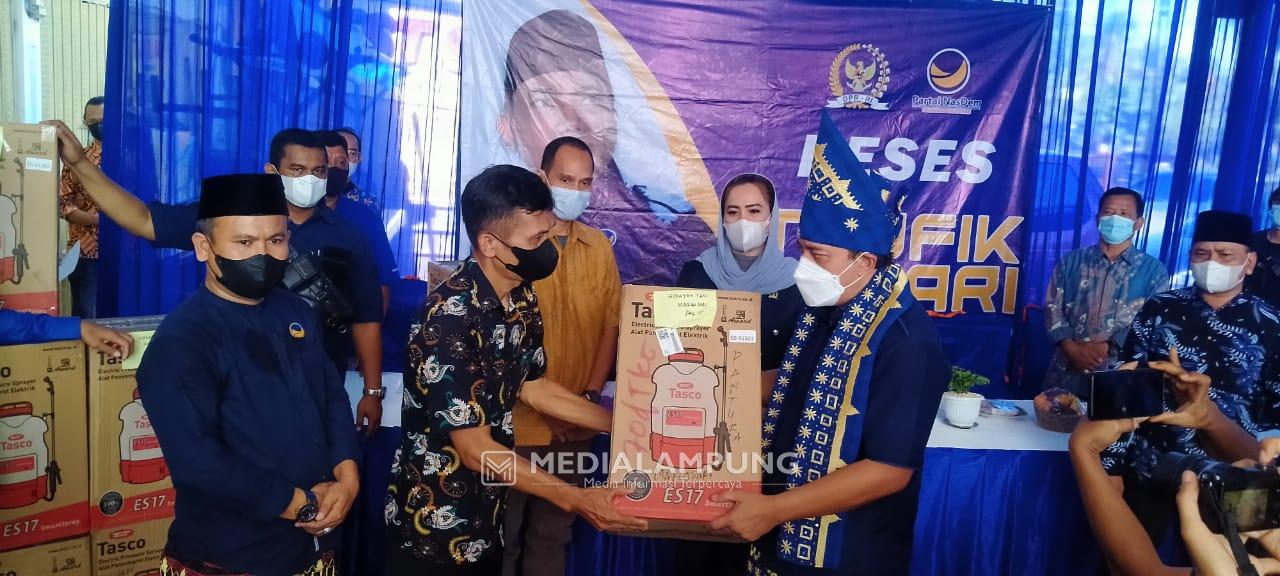 Taufik Basari Serahkan Sejumlah Bantuan Di Kabupaten Pringsewu