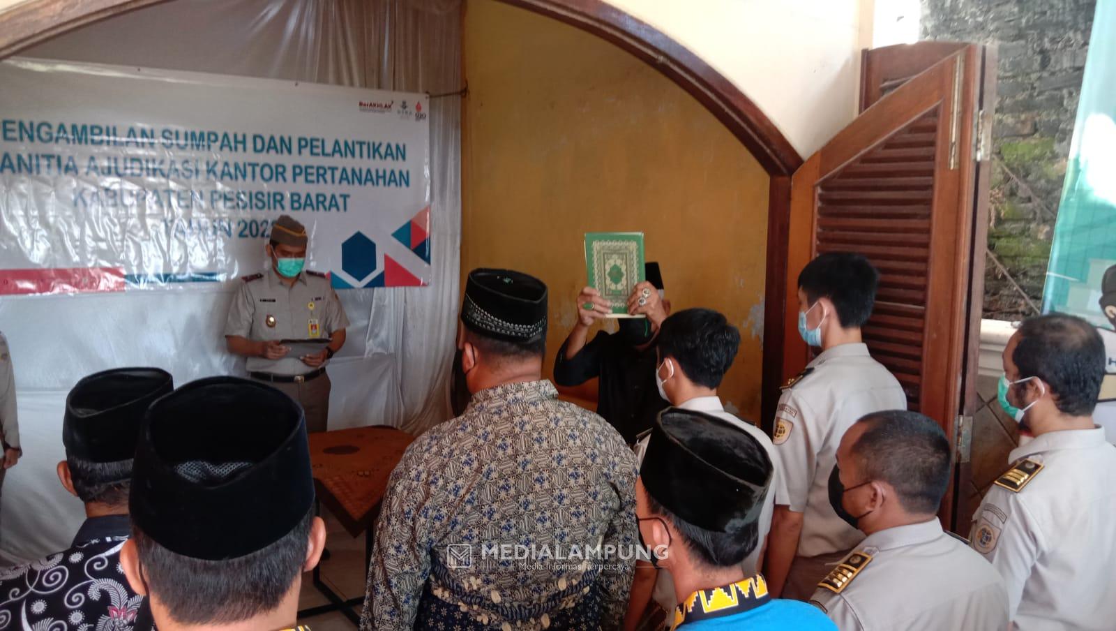 Kantor Pertanahan Pesbar Lantik 55 Orang Panitia Ajudikasi Program PTSL