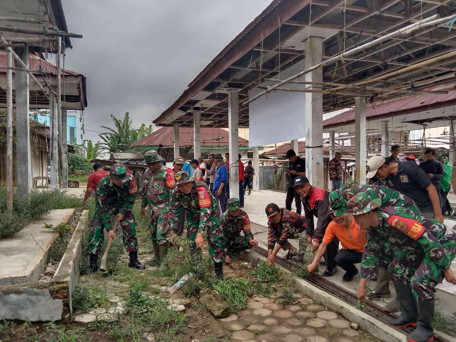 Pupuk Sinergitas, Dandim 0422 Pimpin Karya Bhakti TNI di Pasar Senin Pajar Bulan 