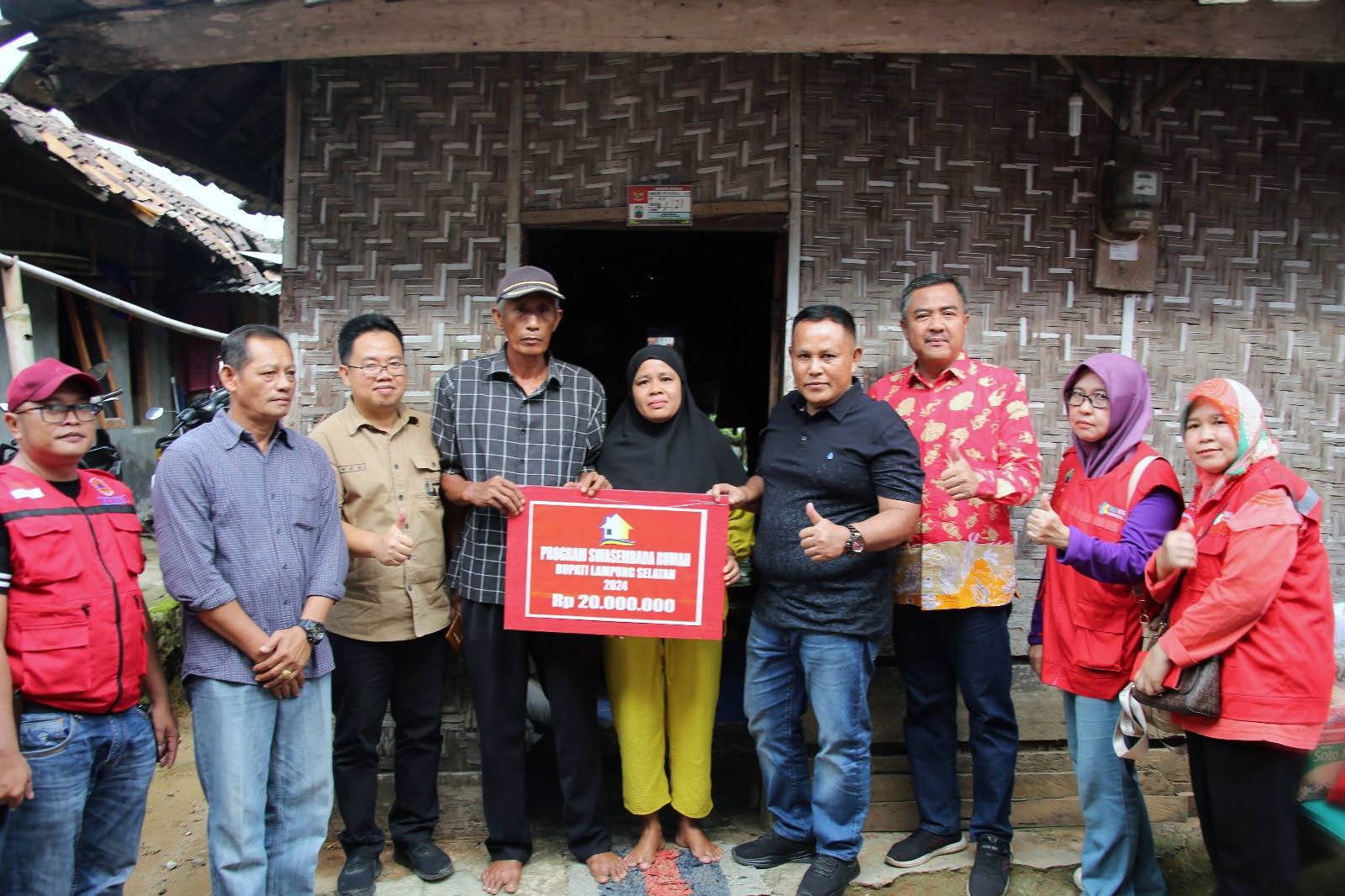 Bupati Nanang Ermanto Serahkan Bantuan 7 Unit Bedah Rumah di Kalianda, Berikut Daftar Penerimanya