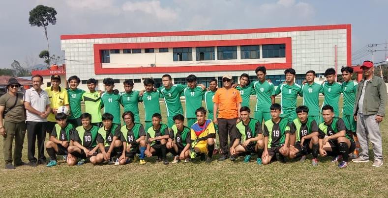 Laga Perdana Turnamen Sepak Bola Kecamatan Batu Brak Dimenangkan Tim Pekon Tebaliokh