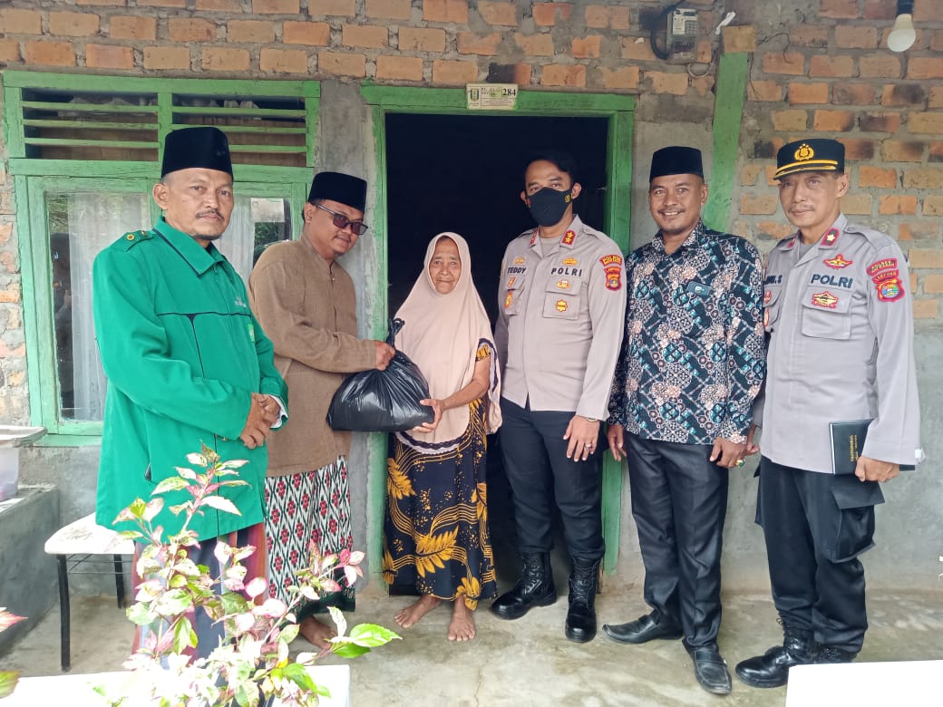 Bersama PCNU, Kapolres Way Kanan Bagikan Bansos ke Masyarakat