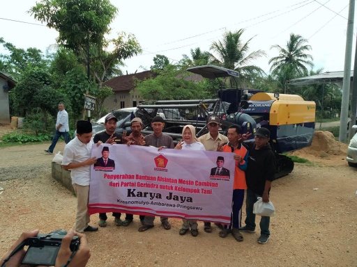 Wakil Ketua I DPRD Lampung Beri Bantuan Alsintan Dan Paket Sembako Kepada Gapoktan Karya Tani