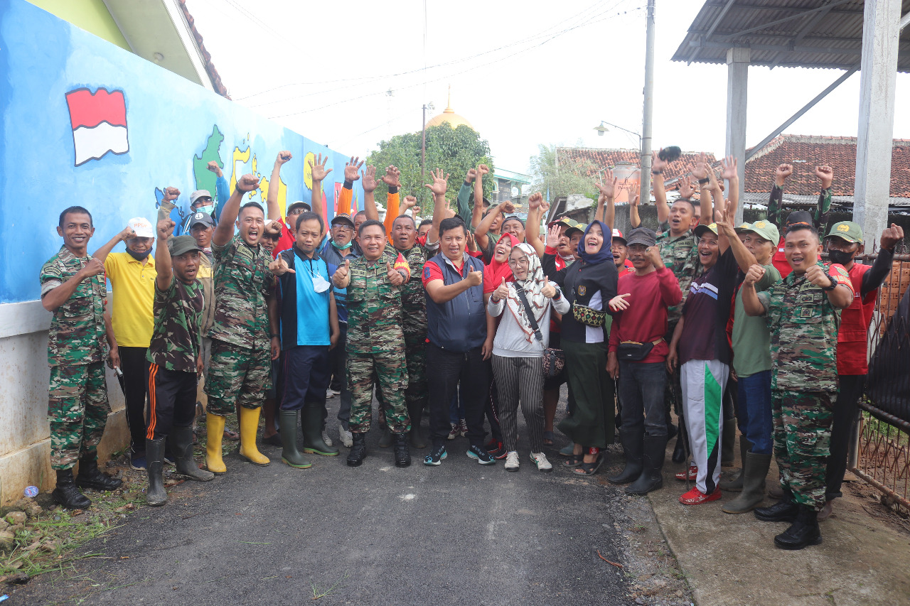 Bersinergi Bersama Masyarakat, Koramil Kedaton Lakukan Kegiatan Bersih-bersih di Kampung Pancasila 