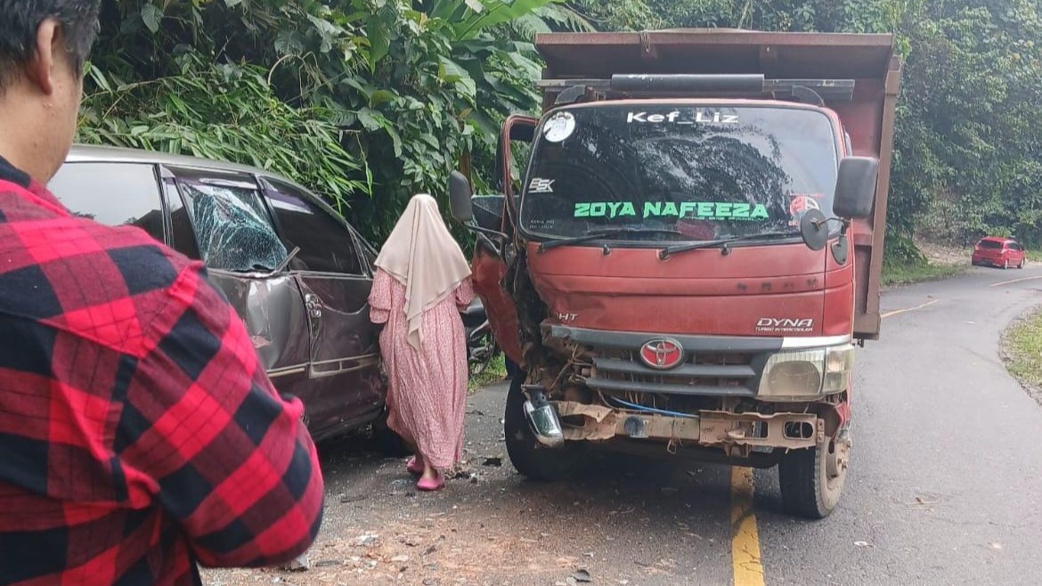 Hindari Lubang, Dump Truk Asal Bengkulu Tabrak Innova 