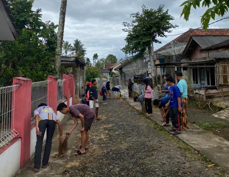 Karang Taruna Sumberalam Gelar Gotong Royong Lingkungan Warga