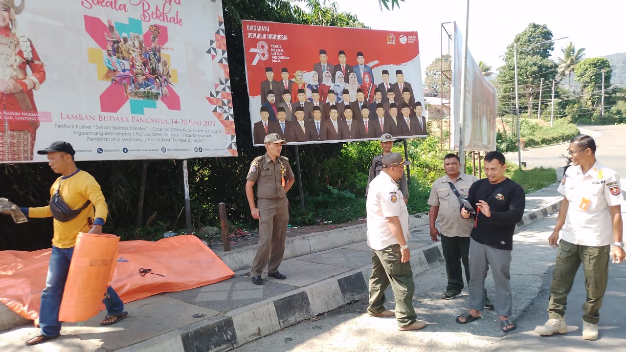 Satpol PP Lampung Barat Tertibkan Pedagang Musiman di Kawasan Taman Hamtebiu