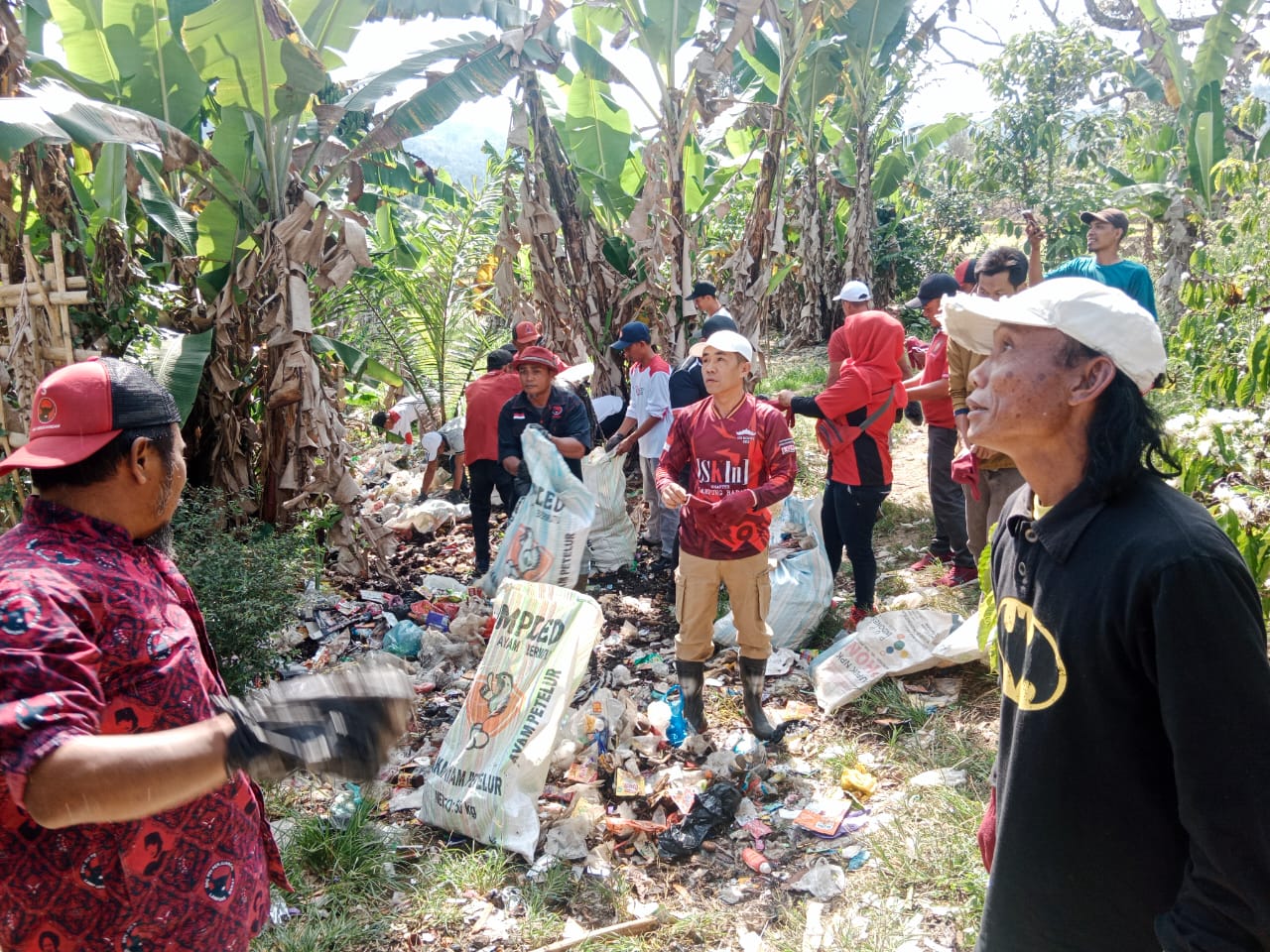 Peringati HKAN 2024, DPC PDIP Lampung Barat Gelar Operasi Bersih Sampah di Bantaran Sungai