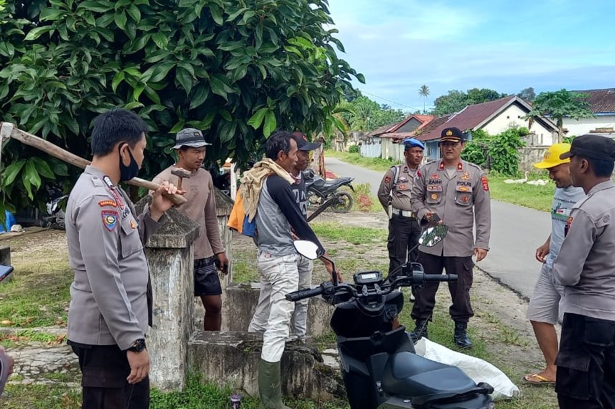 Jumat Curhat, Polsek Pesisir Tengah Gotong Royong Bangun Lapangan Voli