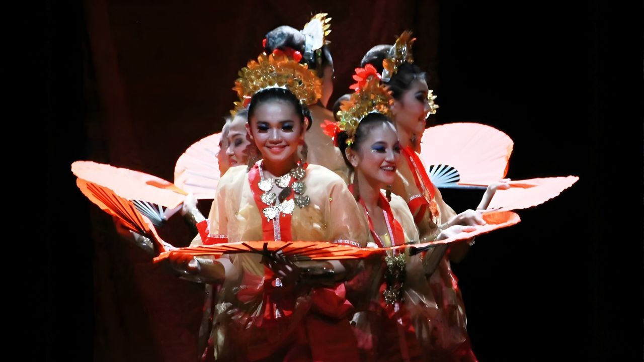 Tarian Kipas Pakarena: Warisan Lembut dari Tanah Gowa
