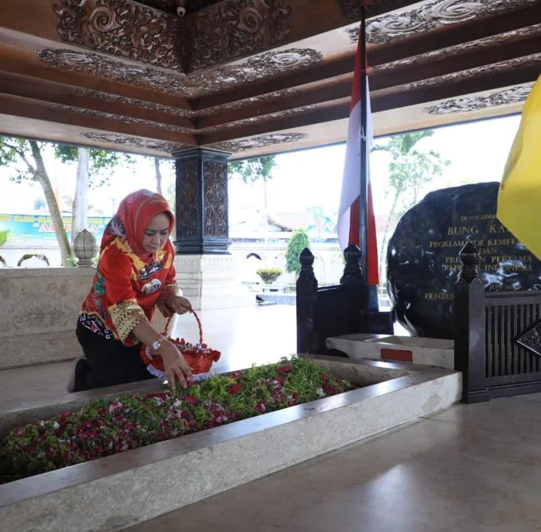 Winarti Ziarah ke Makam Soekarno