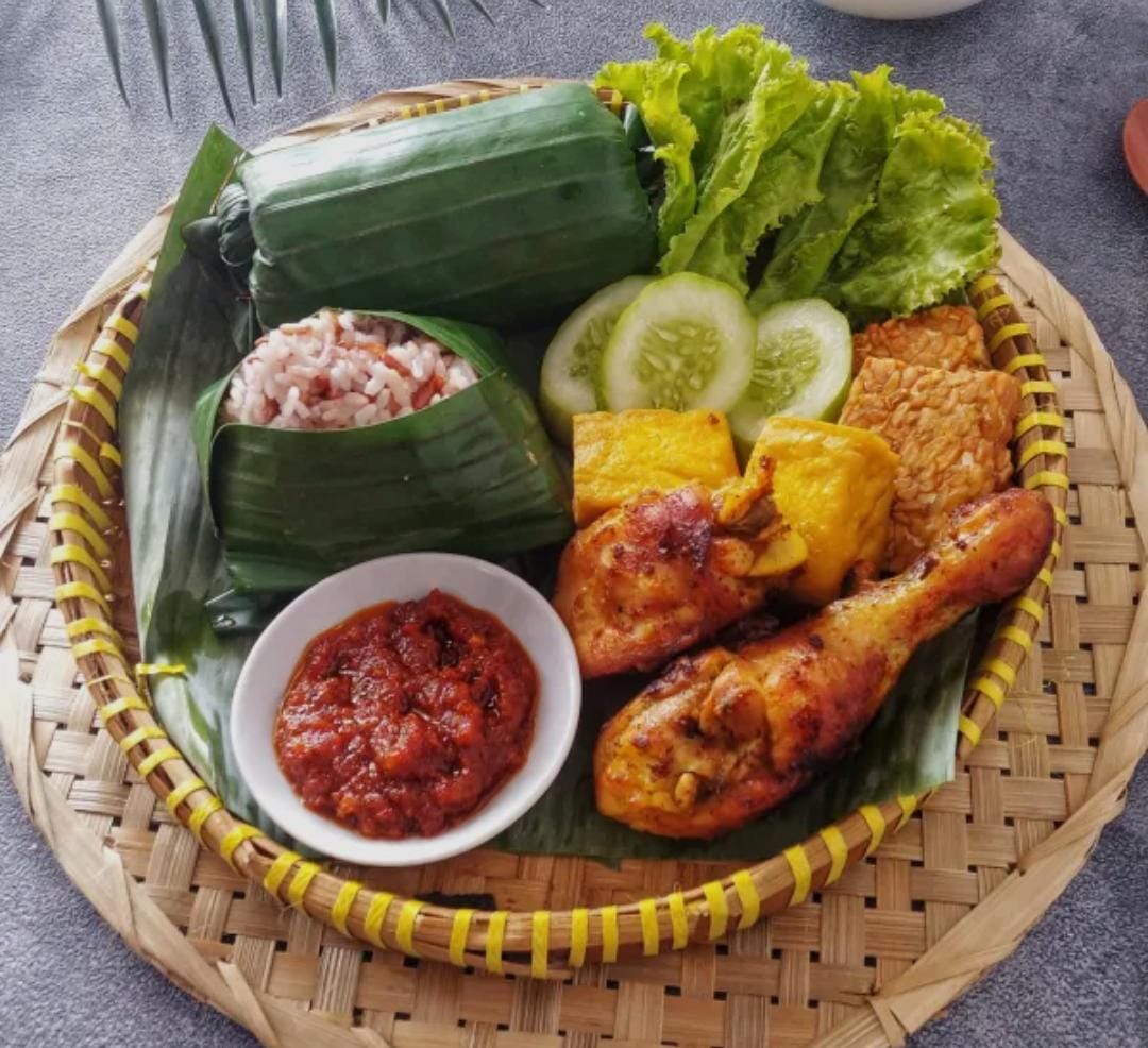 Nasi Timbel: Ikon Kuliner Sunda yang Kaya Tradisi dan Cita Rasa