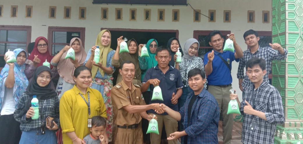 Ibu-Ibu di Tanjung Raya Belajar Buat Sabun Cair