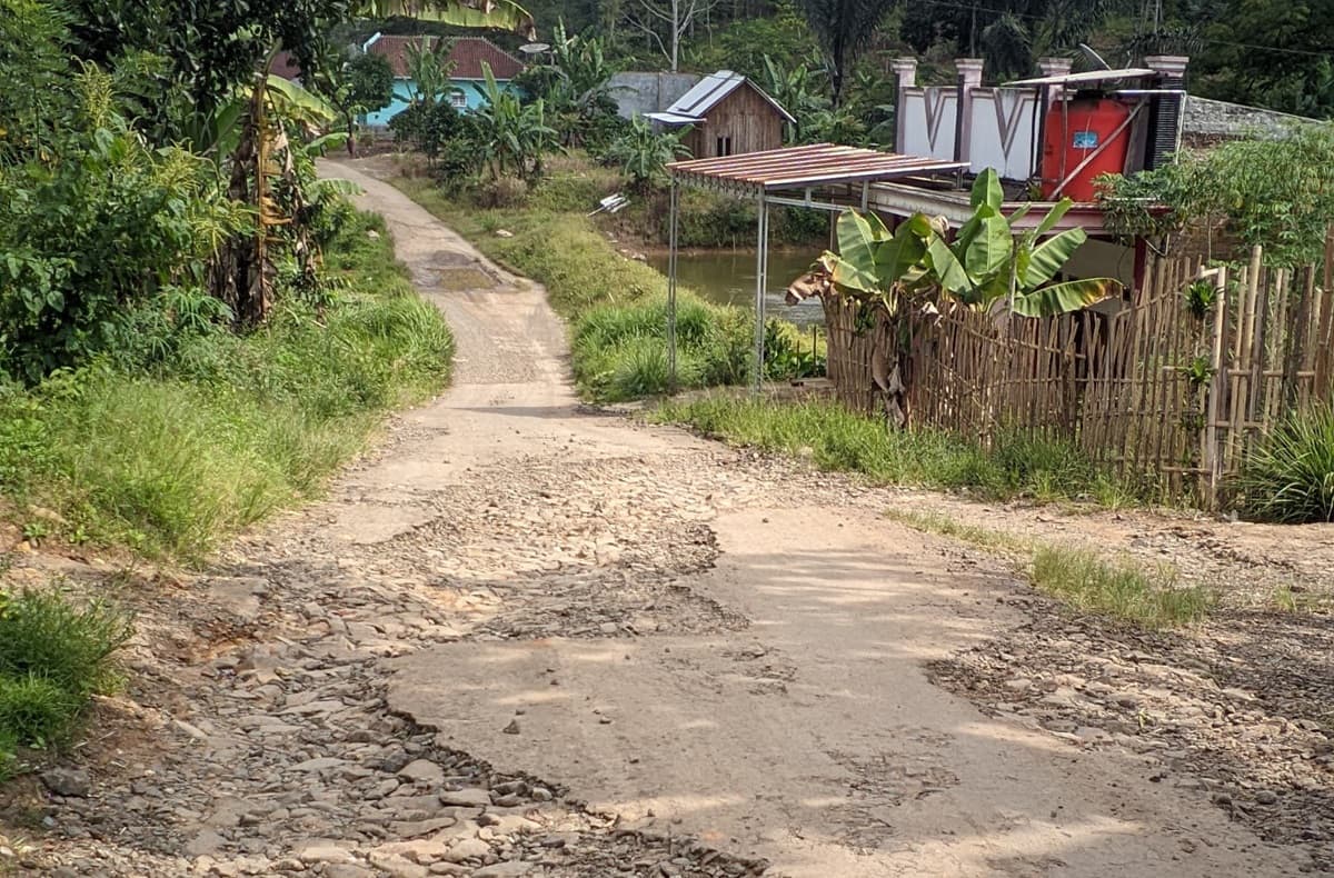 Sekian Tahun Tak Dilirik Pemerintah, Warga Minta Jalan Penghubung Way Petai-Pagar Dewa Diperbaiki