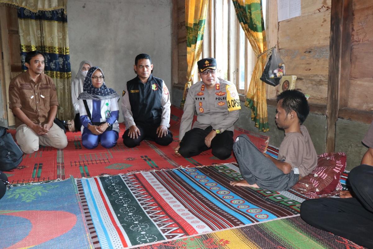 Kapolres Lampung Barat Santuni Penyandang Disabilitas
