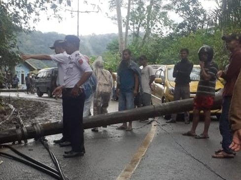 L300 Tertimpa Tiang Listrik Ambruk, Satu Penumpang Meninggal, Dua Luka-luka