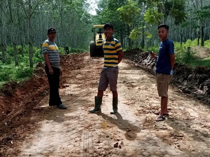 Warga Kampung Sumber Rejeki Gotong Royong Perbaiki Jalan Rusak