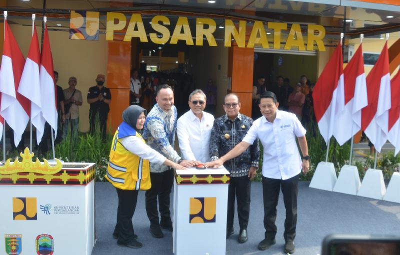 Pj Gubernur Lampung Dampingi  Menko Bidang Pangan Resmikan Pasar Natar