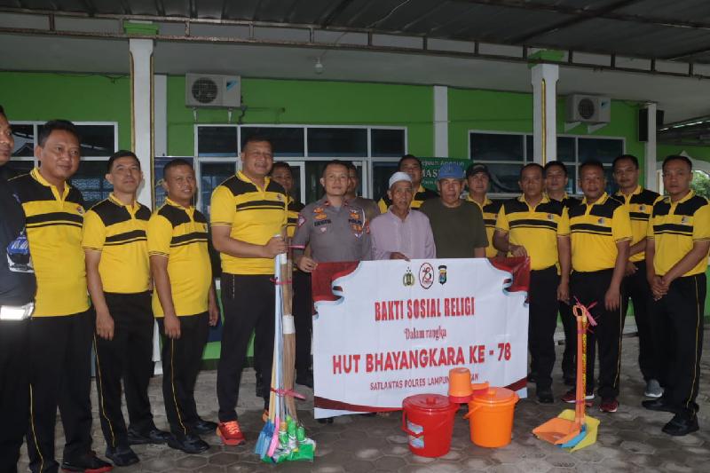 Polres Lampung Selatan Lakukan Baksos, Bersihkan Masjid di Kelurahan Way Lubuk