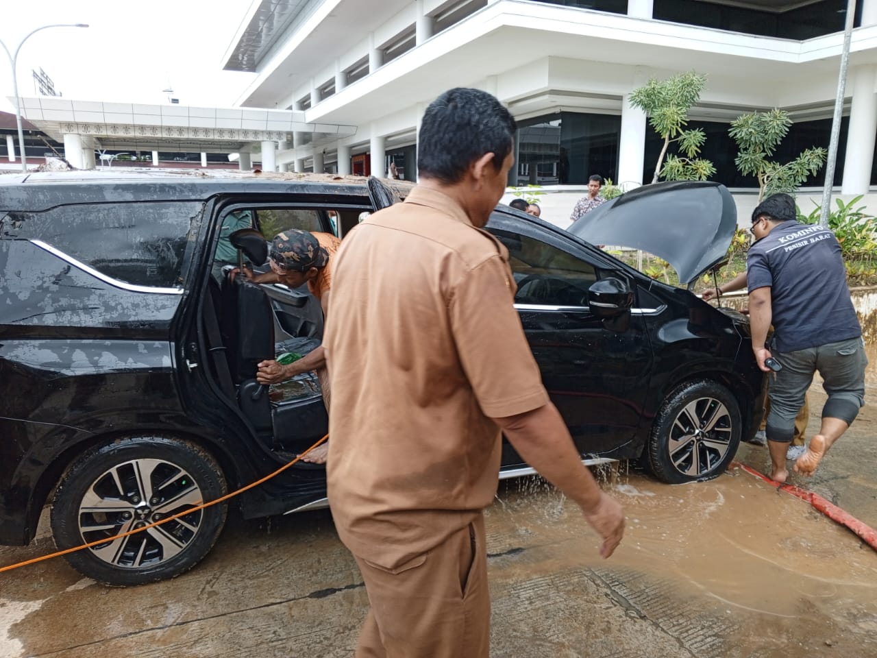 5 Kendaraan Berhasil Dievakuasi dari Basement Pemkab Pesisir Barat