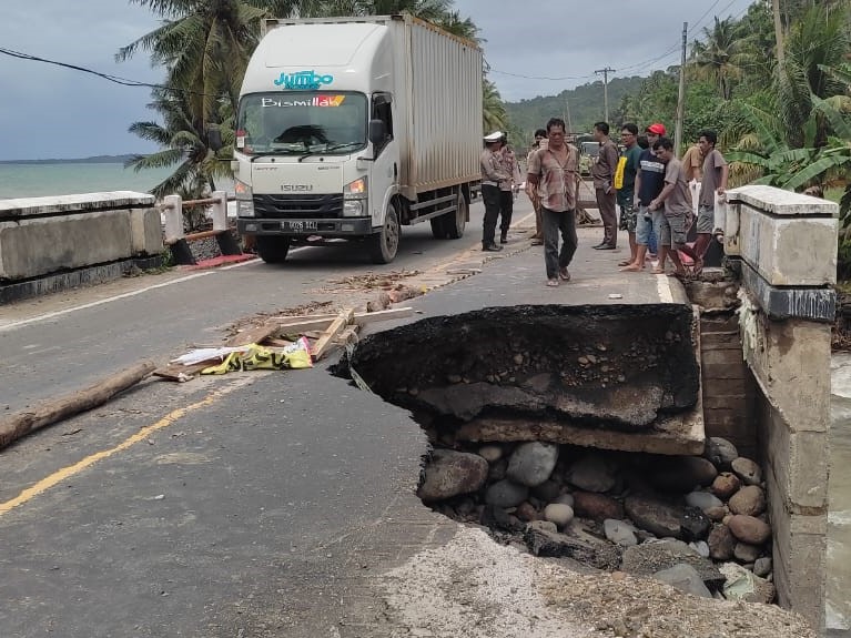 Badan Jalan Amblas, Kendaraan yang Melintas Dibatasi