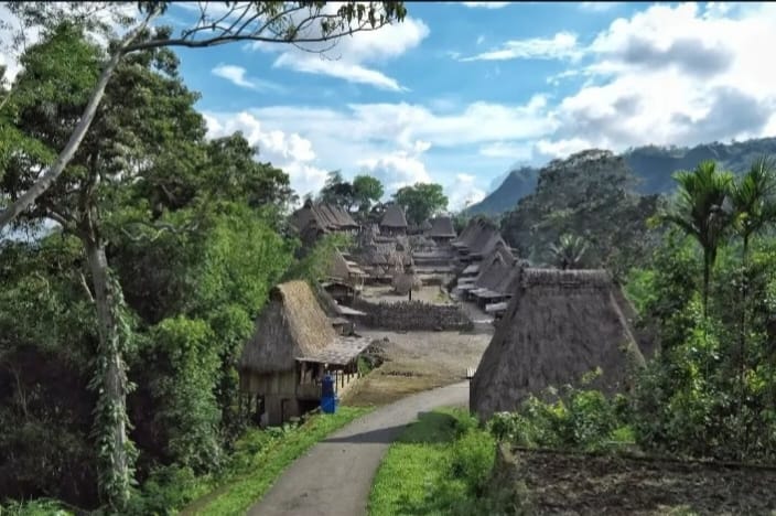 Menembus Lorong Waktu di Desa Adat Bena, Flores