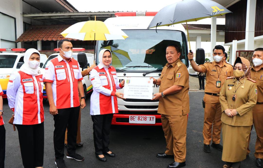 Arinal Serahkan Bantuan Mobil Ambulance Jenazah ke PMI Lampung 