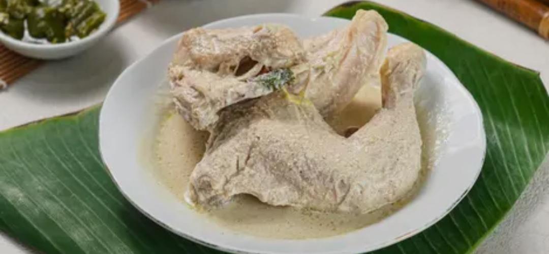 Ayam Pop: Kelezatan Sederhana dari Ranah Minang yang Mendunia