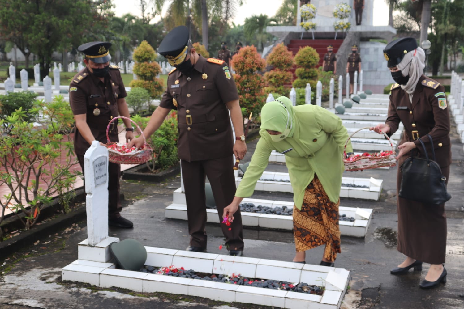 Peringati HBA dan HUT IAD, Kejati Lampung Gelar Ziarah dan Tabur Bunga di TMP Tanjungkarang