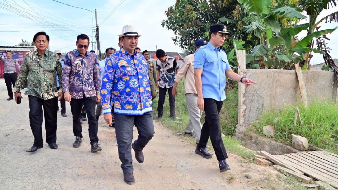 Bupati Egi Tinjau Jalan Rusak di Sabah Balau, Pastikan Pembangunan Tak Sia-Sia
