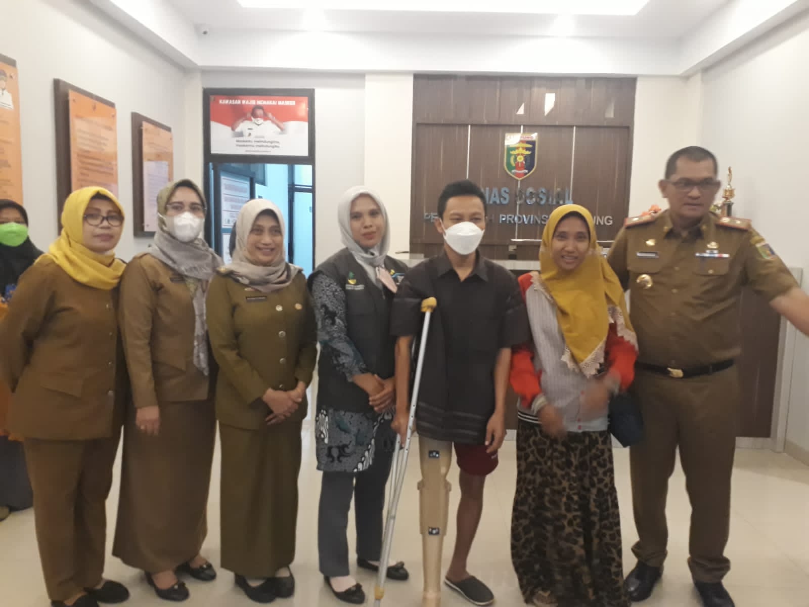 Dinsos Lampung Serahkan Bantuan Kaki Palsu, Wujudkan Misi Ketiga Gubernur