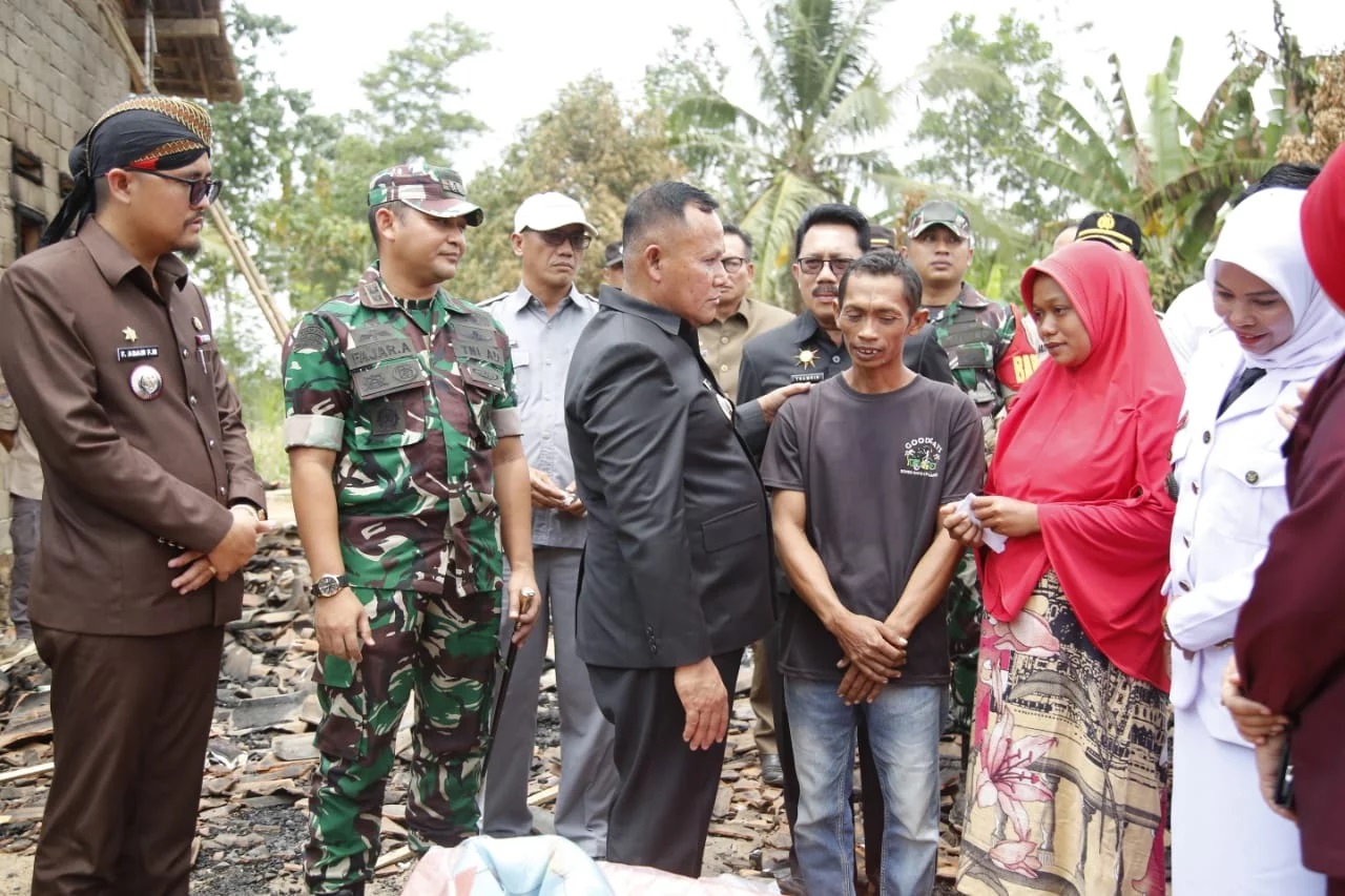 Bupati Lampung Selatan Nanang Ermanto Beri Bantuan Korban Kebakaran di Desa Purwotani