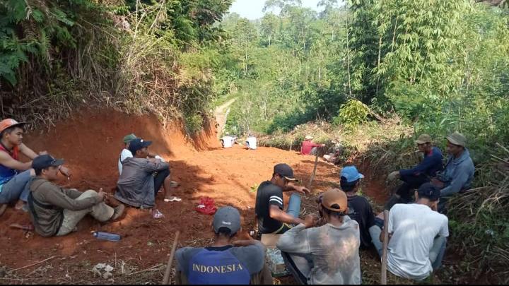 Jumat Berkah, Pekon Srimenanti Gotong Royong Penataan Jalan 