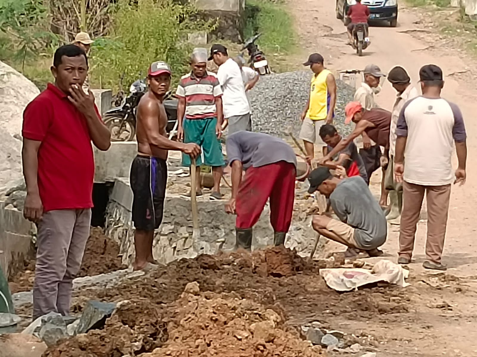 Warga Kampung Kalipapan Swadaya Perbaiki Jembatan