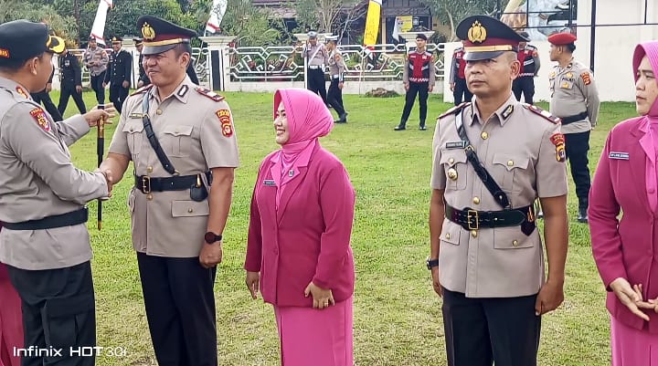 Berlangsung Haru, AKP Sahril Paison Serahkan Jabatan Kapolsek Sekincau ke AKP Syamsu Rizal