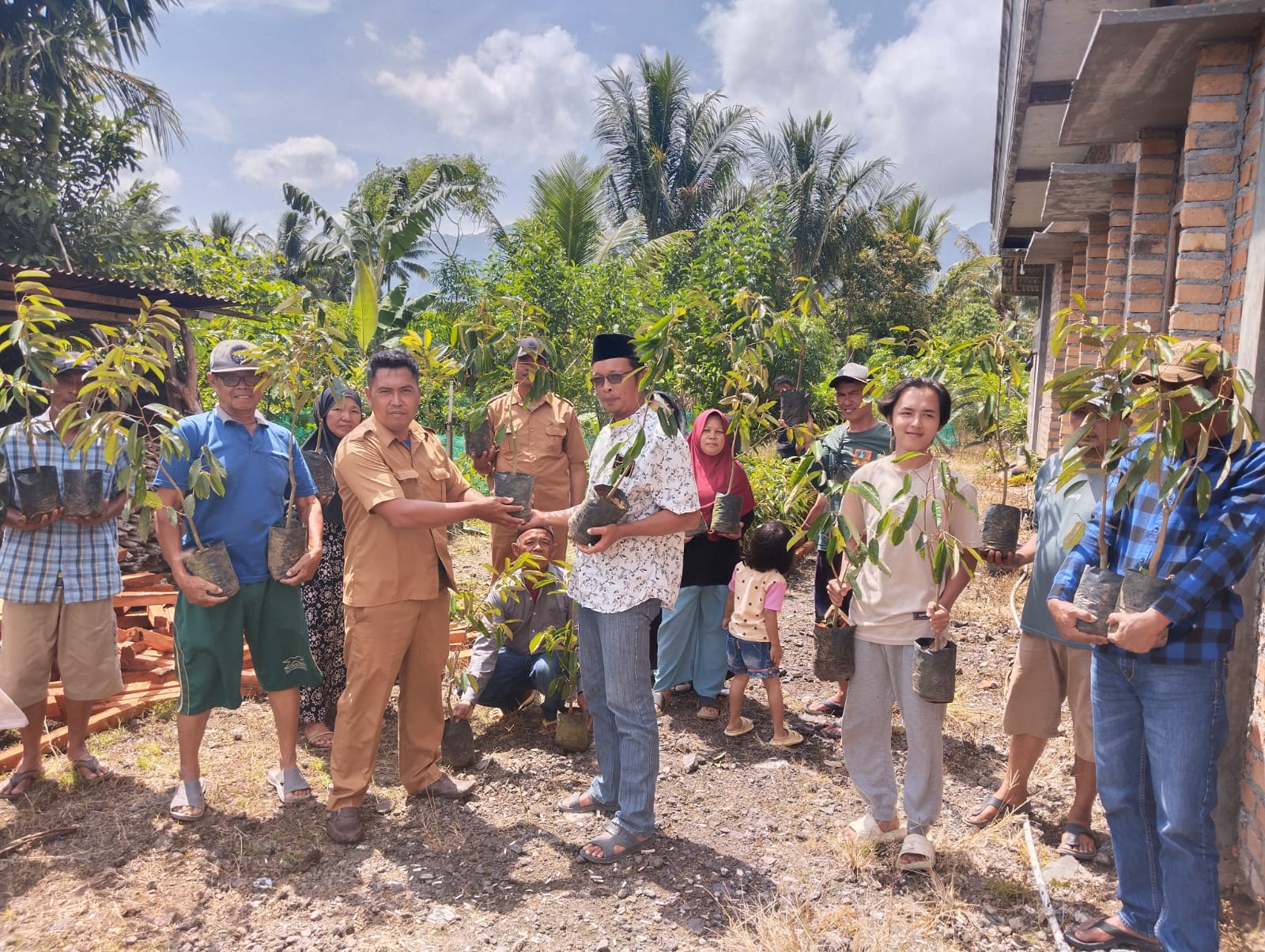 Ditarget Jadi Sentra Ekonomi Baru, Kagungan Serentak Tanam Bibit Durian Duri Hitam