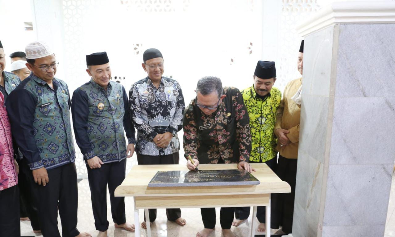 Sekdaprov Lampung Resmikan Masjid Bina'ul Ummah