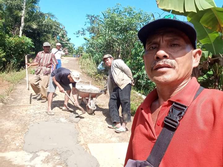 Warga Pekon Sukaraja Swadaya Perbaiki Jalan Kabupaten 
