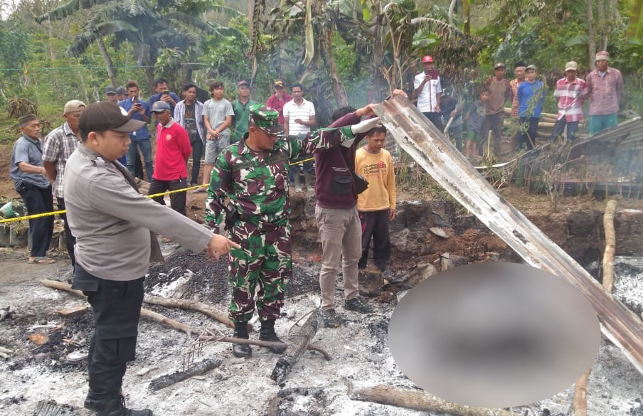 Tragis ! Rumah Terbakar di Lumbokseminung, Pemilik Meninggal Dunia Dalam Kobaran Api