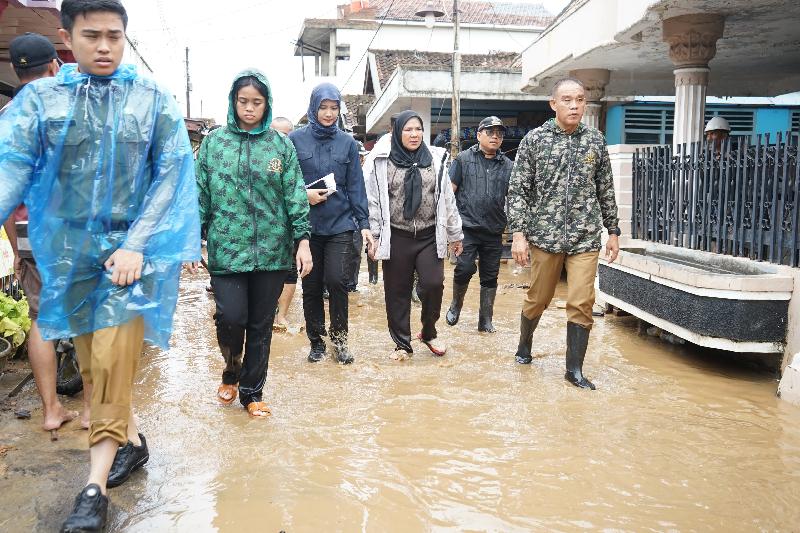 Wali Kota Bandar Lampung Tinjau Lokasi Banjir dan Salurkan Bantuan
