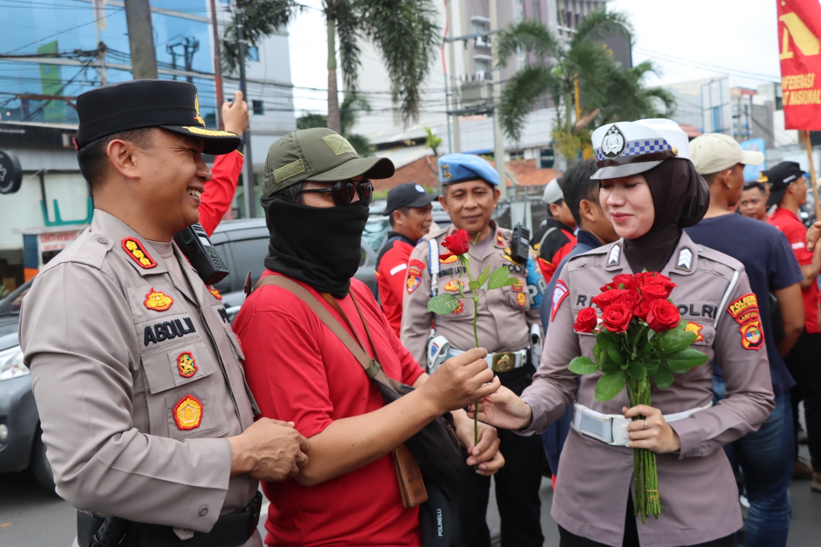 May Day, Polisi di Bandar Lampung Bagikan Makanan Gratis Kepada Peserta Unjuk Rasa