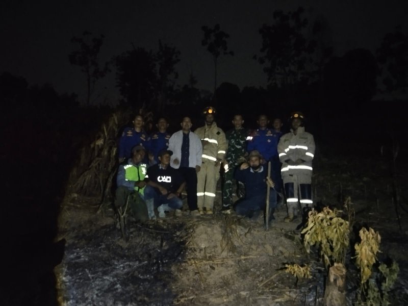 Kebakaran Lahan di Campang Jaya, Damkarmat Bandar Lampung Lakukan Pendinginan