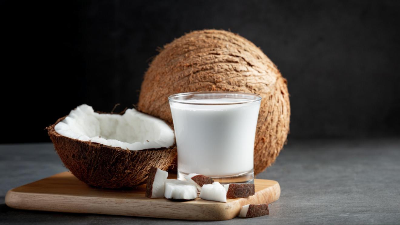 Dapatkan kulit cerah dan rambut berkilau dengan perawatan santan segar di rumah