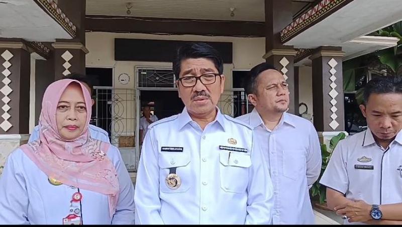 Bupati Lampung Utara, Dr. Ir. H. Hamartoni Ahadis Melakukan Kunjungan Bersama kepala Dinas Kesehatan Maya Mana