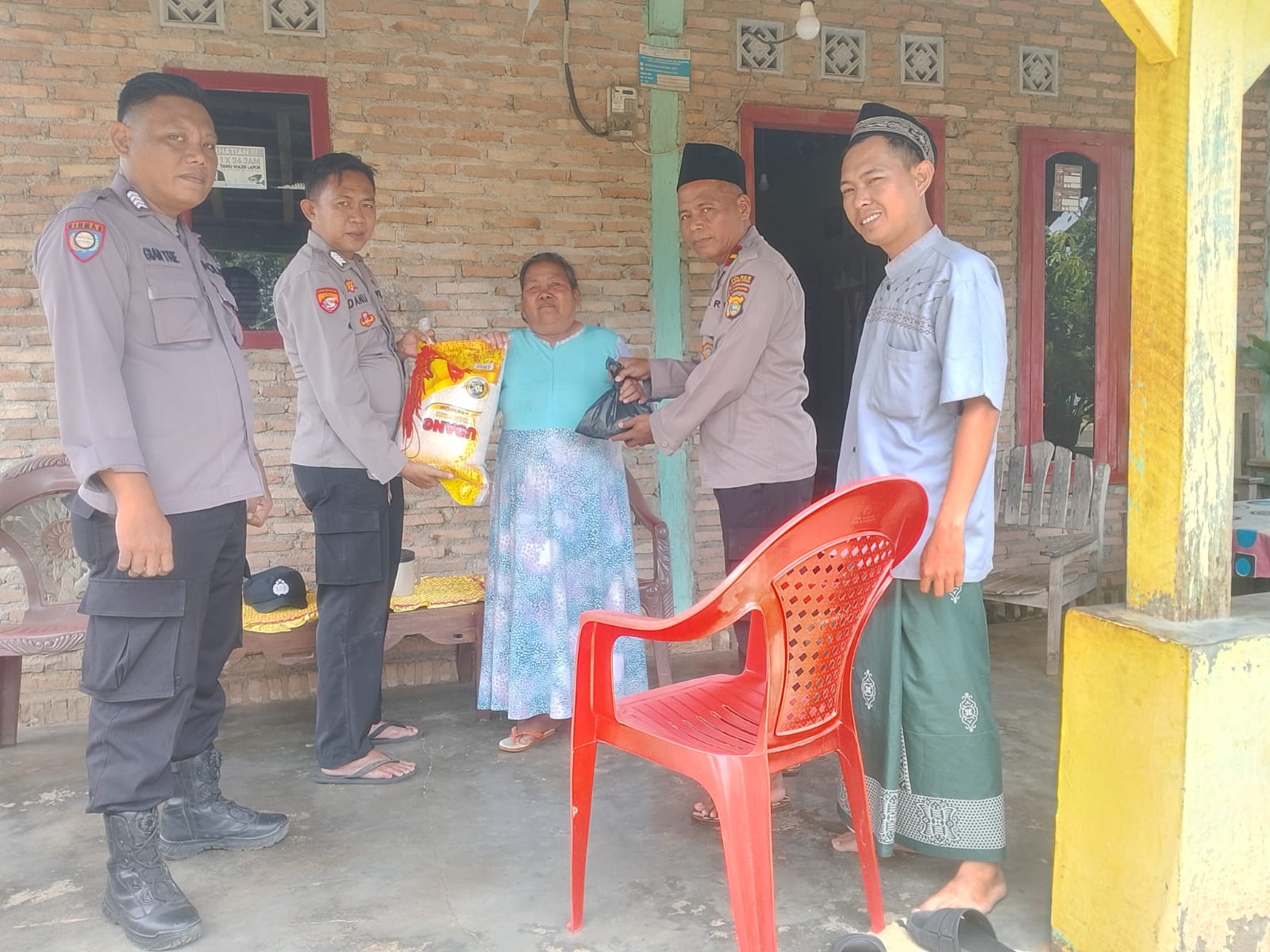 Jumat Berkah, Polres Lampung Utara Salurkan Bantuan Sembako ke Warga Kurang Mampu