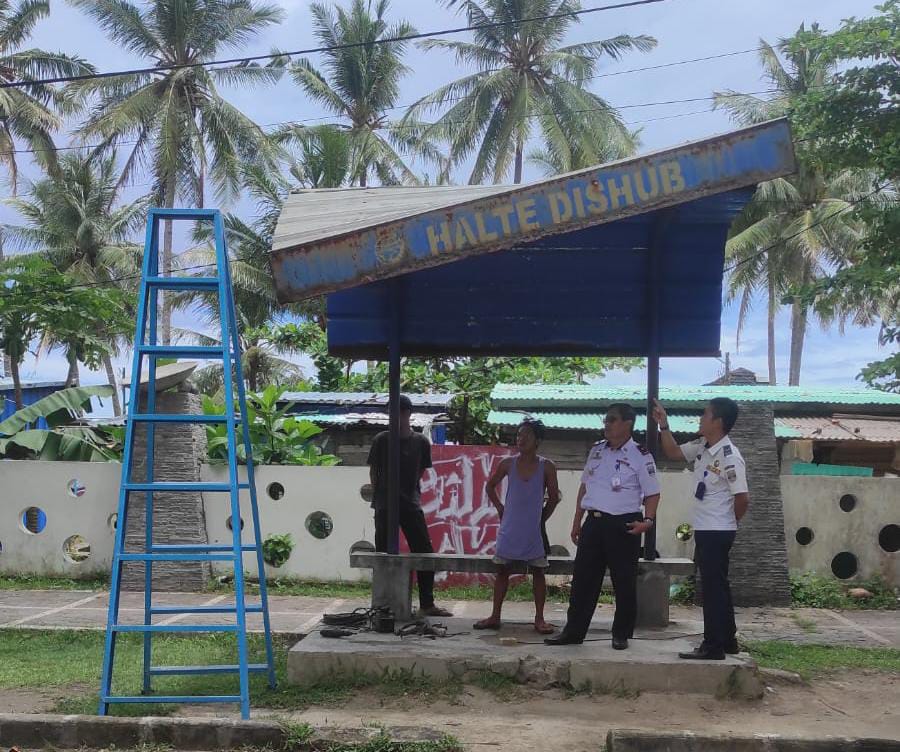 Dishub Pesbar Mulai Perbaiki Halte Rusak di Depan SMPN 2 Krui