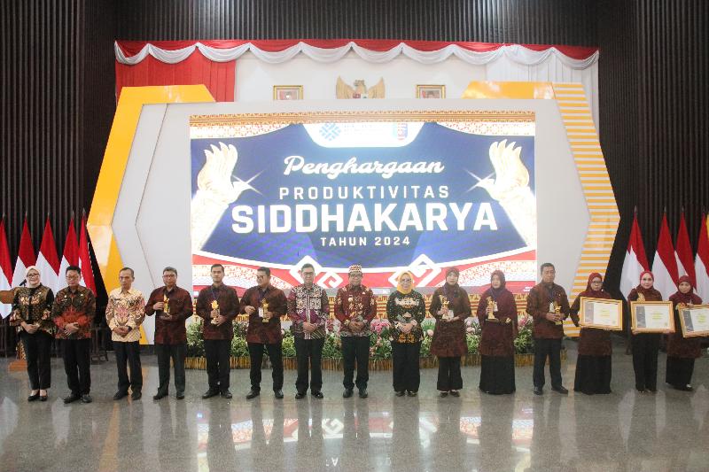 Pj Gubernur Lampung Serahkan Penghargaan Produktivitas Siddhakarya kepada Perusahaan dan Daerah Unggul